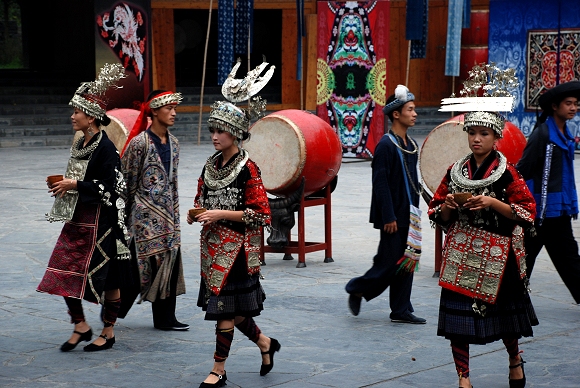 Bunte Kost�me der Miao in Dehang