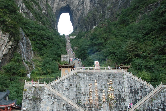 Himmelstor und Himmelstreppe im Tianmenshan-Nationalpark in Zhangjiajie